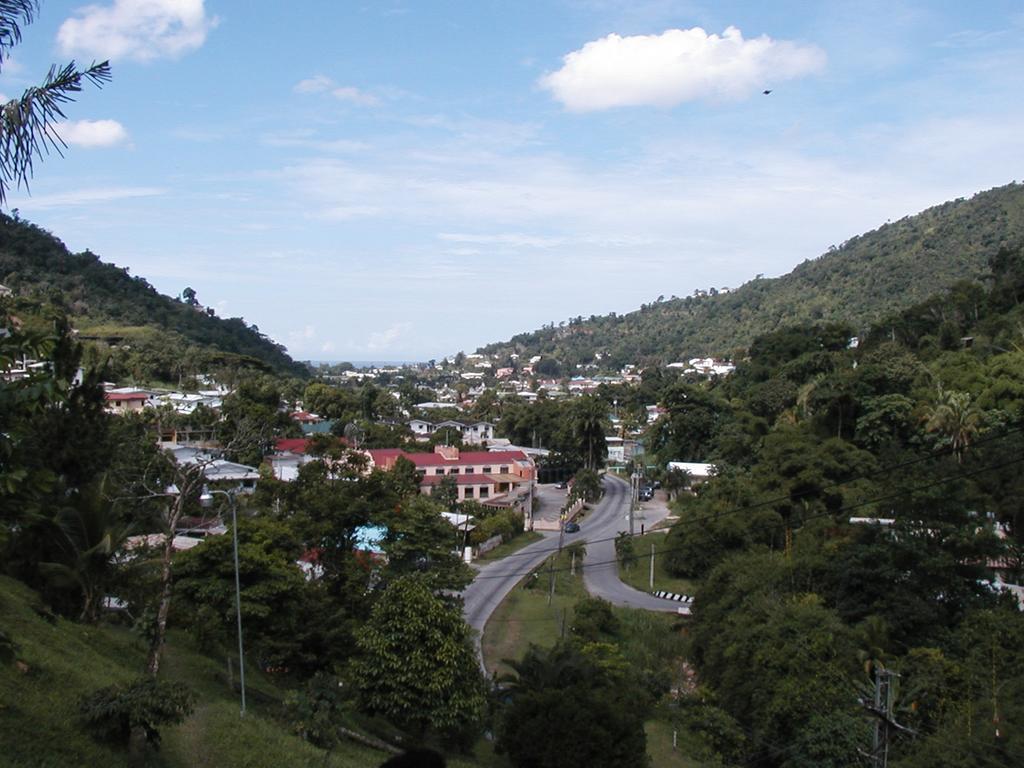 Monique'S Guest House Maraval Экстерьер фото