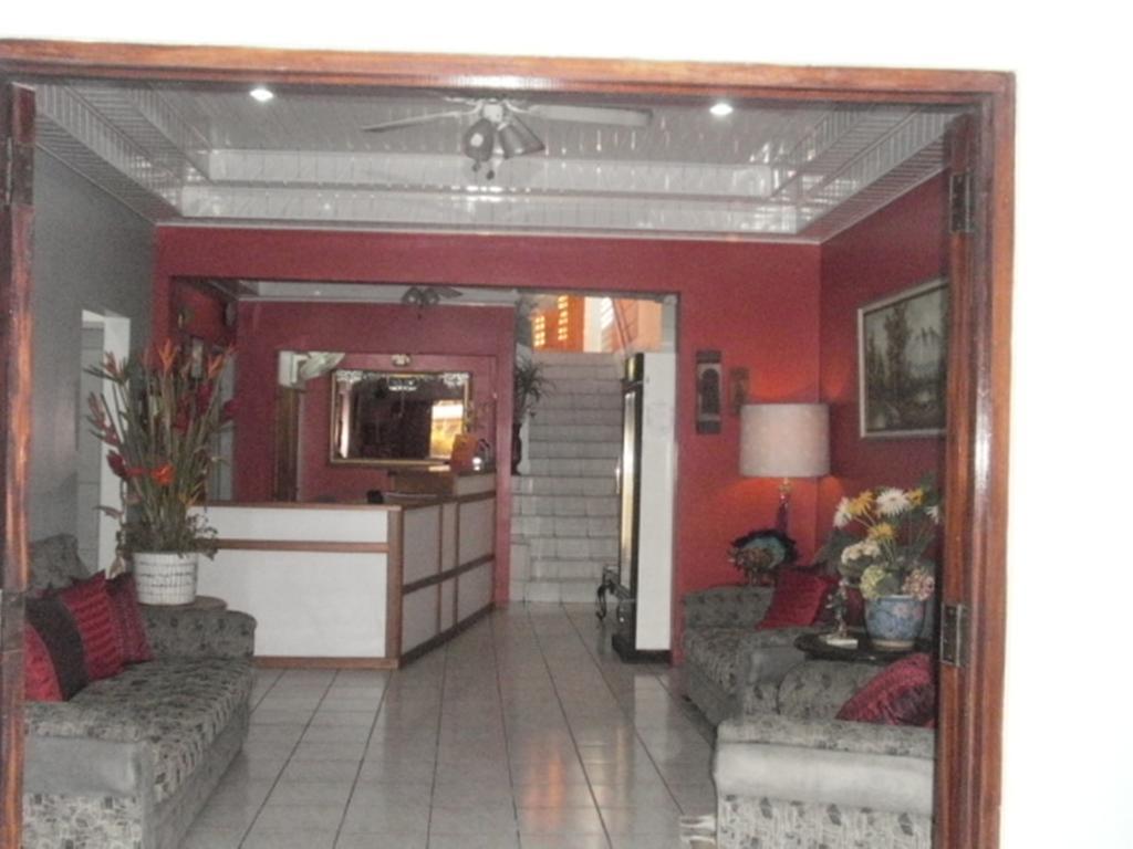 Monique'S Guest House Maraval Экстерьер фото